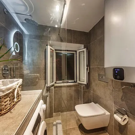 Trinity Apartment *